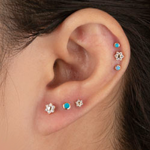 RICAMBIO A FIORE IN ORO MASSICCIO CON CRISTALLI