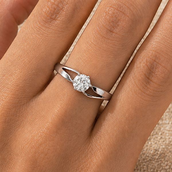 SILVER RING WITH SOLITAIRE CRYSTAL