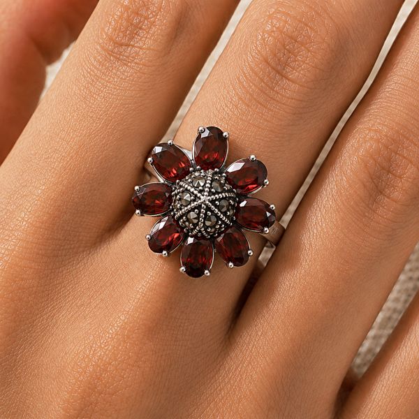SILVER RING WITH A GARNET FLOWER