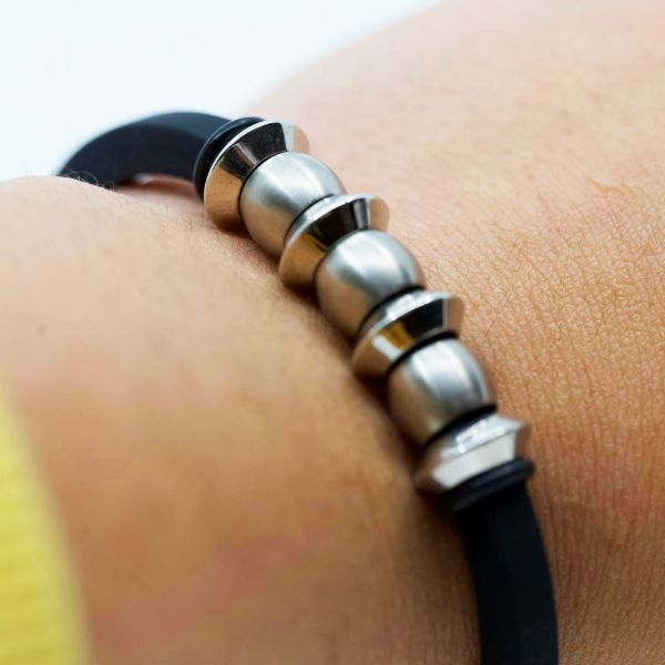 ARMBAND MIT VIER SCHEIBEN