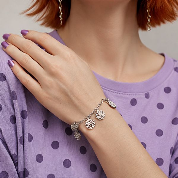 BRACCIALE CON CINQUE ROSE PENDENTI