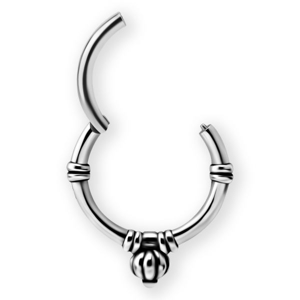 Piercing clicker dans un style ethnique avec une boule