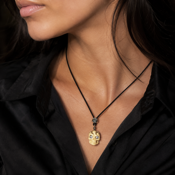 COLLAR CON CALAVERA Y CRISTALES