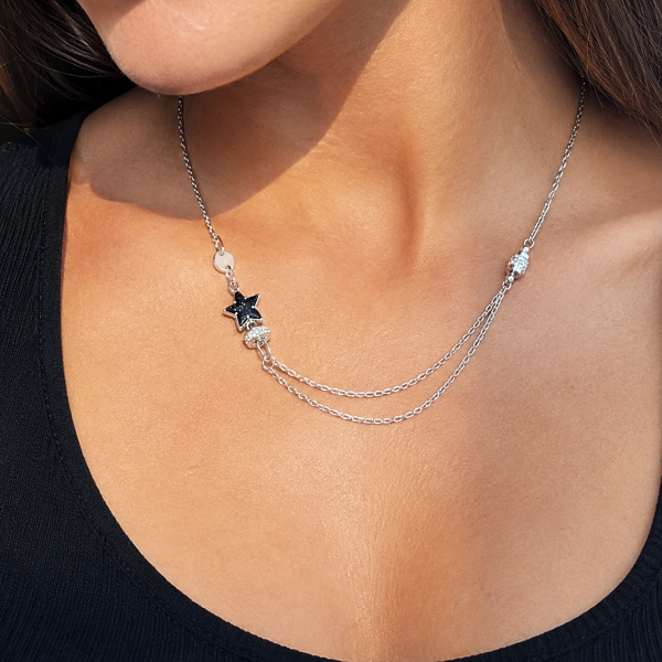 COLLAR CON ESTRELLA NEGRA