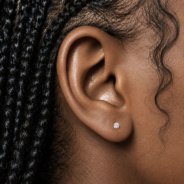 LABRET WITH INTERNAL THREAD AND CRYSTAL