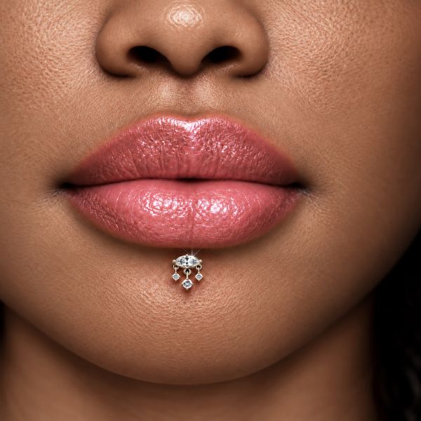 PIERCING EN FORME D'ŒIL DORÉ AVEC CRISTAUX PENDANTS