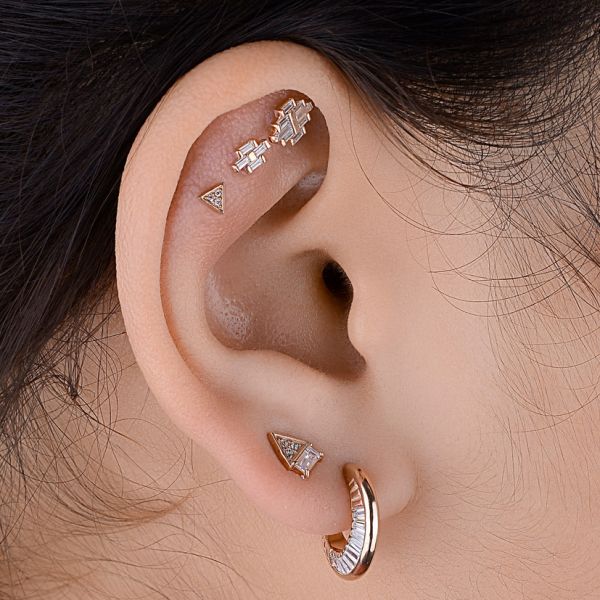 GOLD CIRCLES AND CRYSTALS WITH BAGUETTE CUT