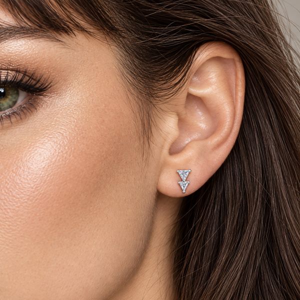 PIERCING MIT ZWEI DREIECKEN UND KRISTALLEN