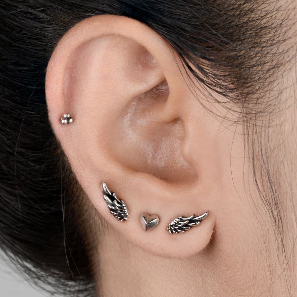 INTERNALLY THREADED LIP PIERCING WITH 3 BALLS