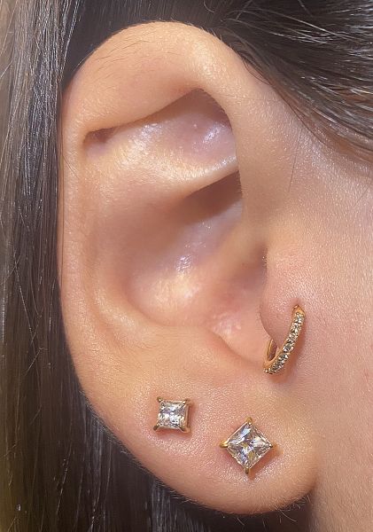 GOLD JEWEL WITH ROW OF CRYSTALS