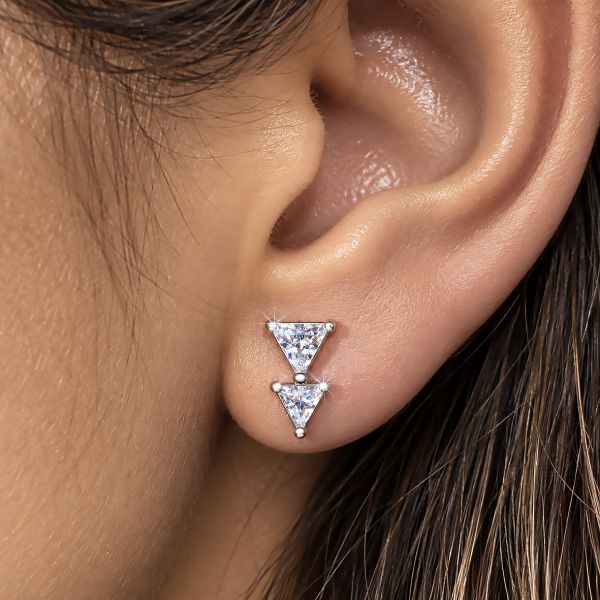 PIERCING MIT ZWEI DREIECKEN UND KRISTALLEN