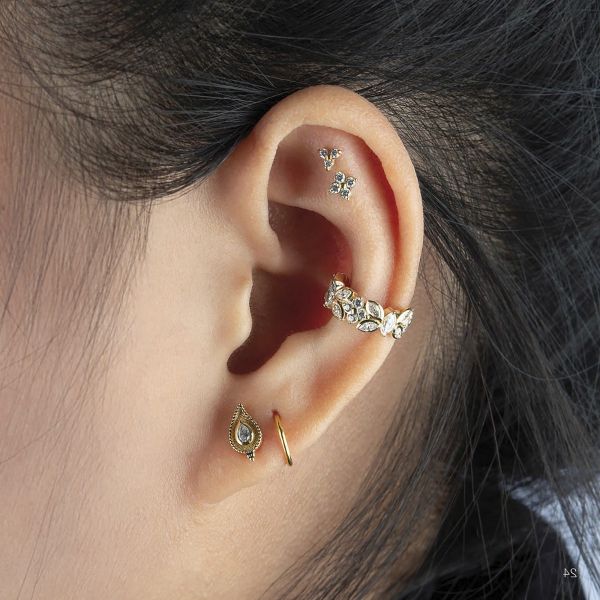 GOLDEN LABRET PIERCING WITH THREE CRYSTALS