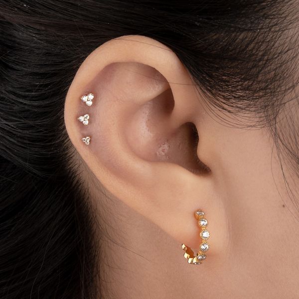 GOLDEN LABRET PIERCING WITH THREE CRYSTALS