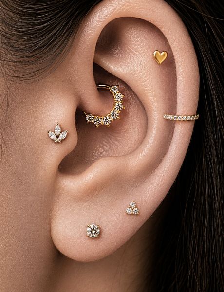 PIERCING MIT LABRET UND BLUMENSTÜCK MIT GOLDKRISTALLEN