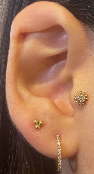 PIERCING LABRET DORÉ AVEC TRINITÉ DE SPHÈRES