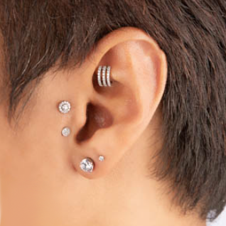 BIJOU CLICKER OVALE AVEC TROIS RANGÉES DE CRISTAUX