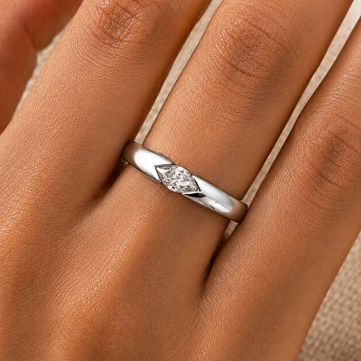 BAGUE EN ARGENT AVEC CRISTAL TAILLE NAVETTE