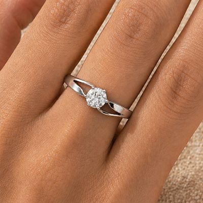BAGUE EN ARGENT AVEC CRISTAL SOLITAIRE