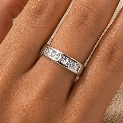 ANILLO DE PLATA CON PEQUEÑOS CRISTALES CUADRADOS
