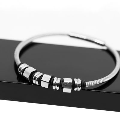 BRACELET EN ACIER AVEC ACCESSOIRES