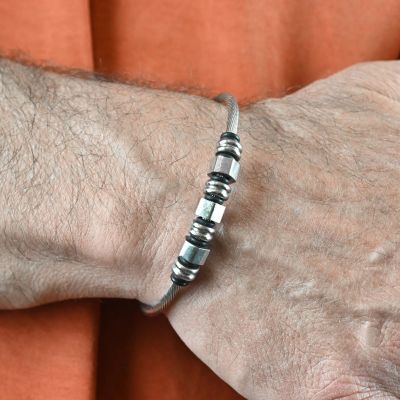 BRACELET EN ACIER AVEC ACCESSOIRES