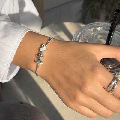 BRACELET AVEC CŒUR ET BRELOQUES