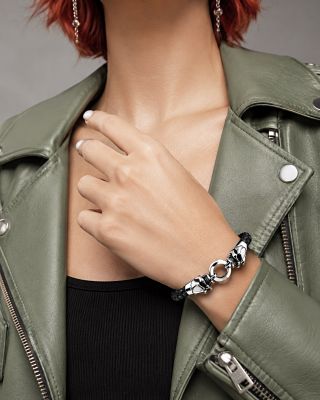 ARMBAND MIT TOTENKÖPFEN