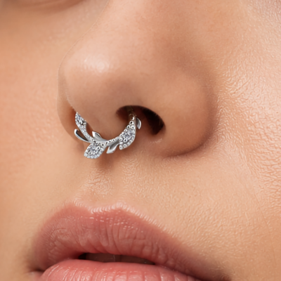 ARO CLICKER CON HOJAS Y ZIRCONIA PREMIUM