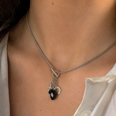 HALSKETTE MIT CHARMS UND SCHWARZEM KRISTALL