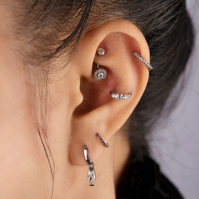 PIERCING DE ROOK AVEC DES CRISTAUX DE ZIRCON CUBIQUE